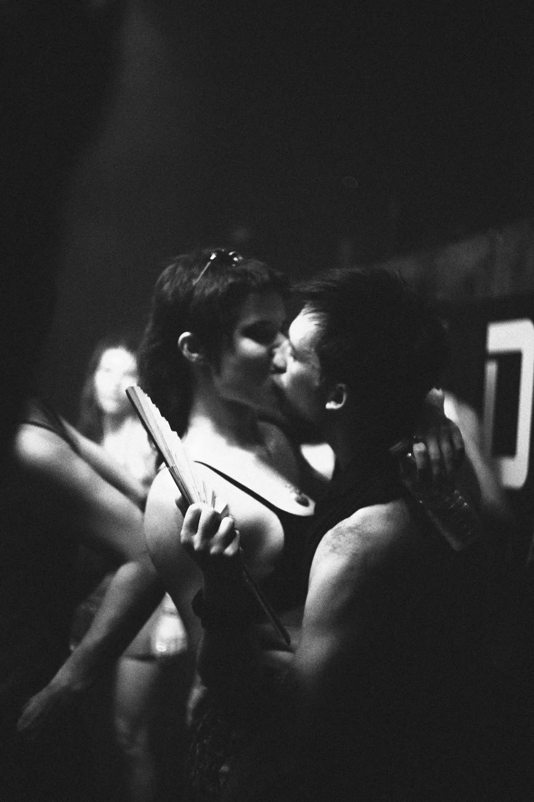 Pareja besándose en la pista, en blanco y negro