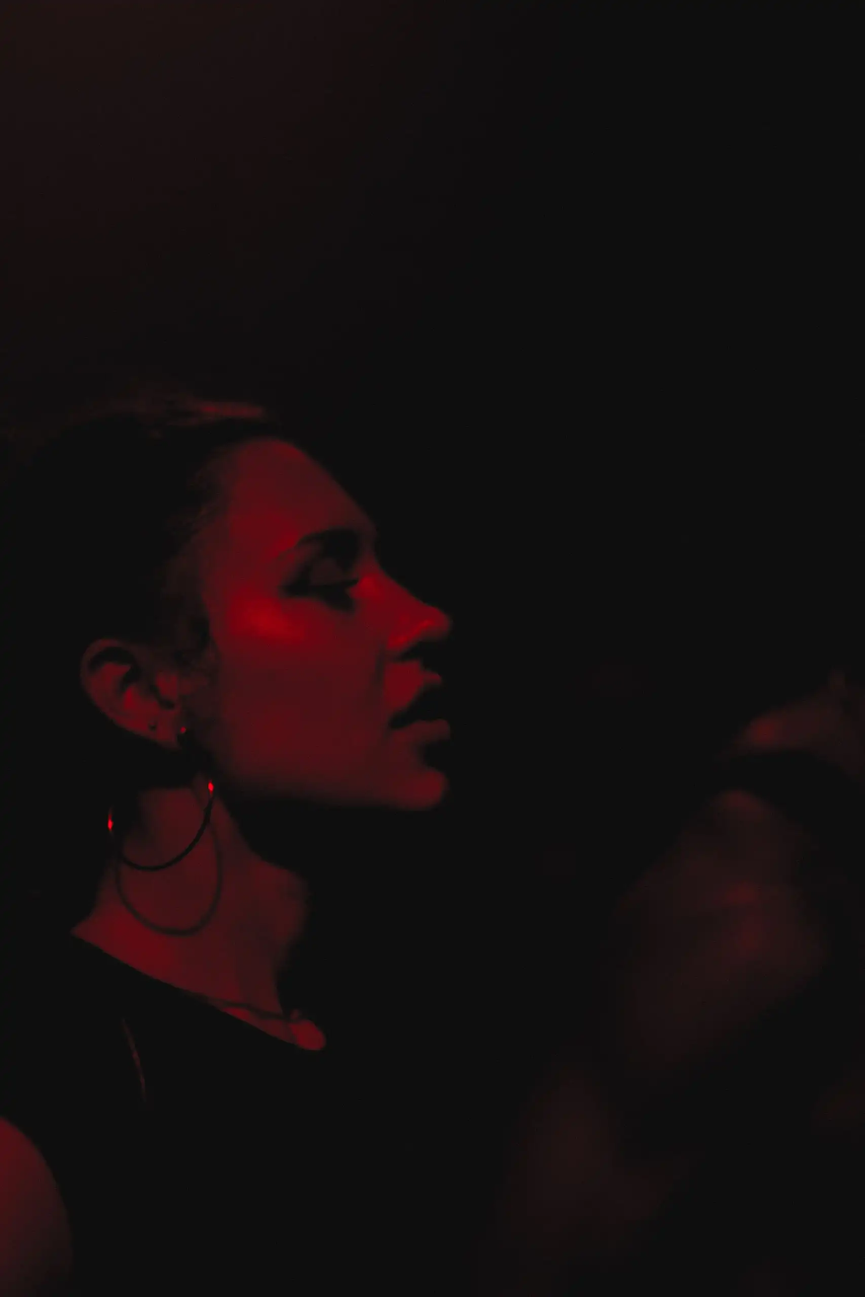 Perfil de una chica iluminado en rojo